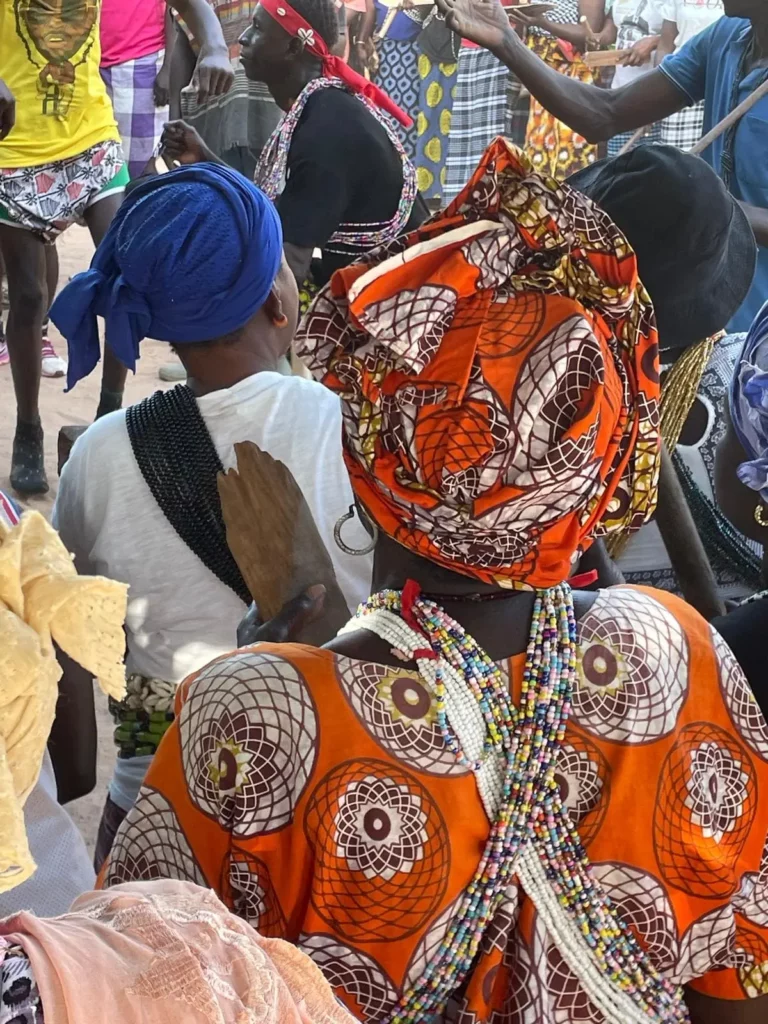 Photo de gens vivant à Abéné. Location de gîte en Casamance