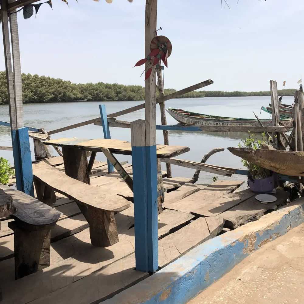 bar en bois sur fleuve